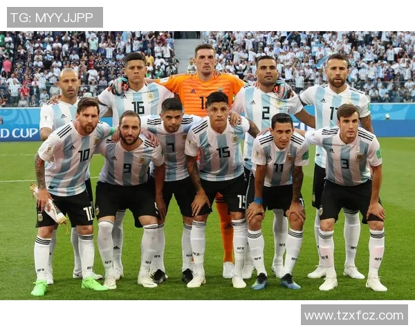 足球明星风采展示与生平简介全景解析 足球明星风采展示与生平简介全景解析