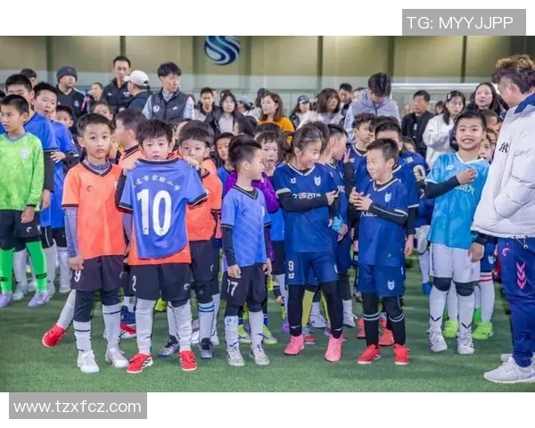 足球明星齐聚一堂精彩瞬间大合影展现绿茵场上的荣耀与友谊